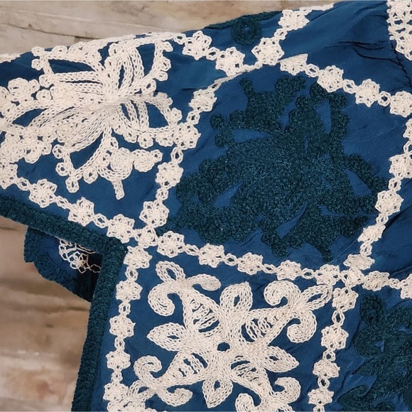 Anthropologie x Kindred‎ teal and white heavily embroidered triangle trim shirt - Picture 6 of 8